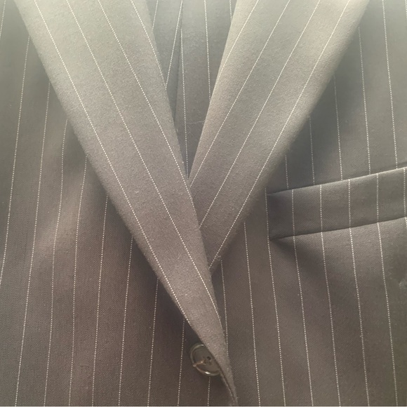 Mens 2 piece suit- like new - Picture 3 of 9